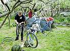 Flemming reparerer cykel i Zicavo